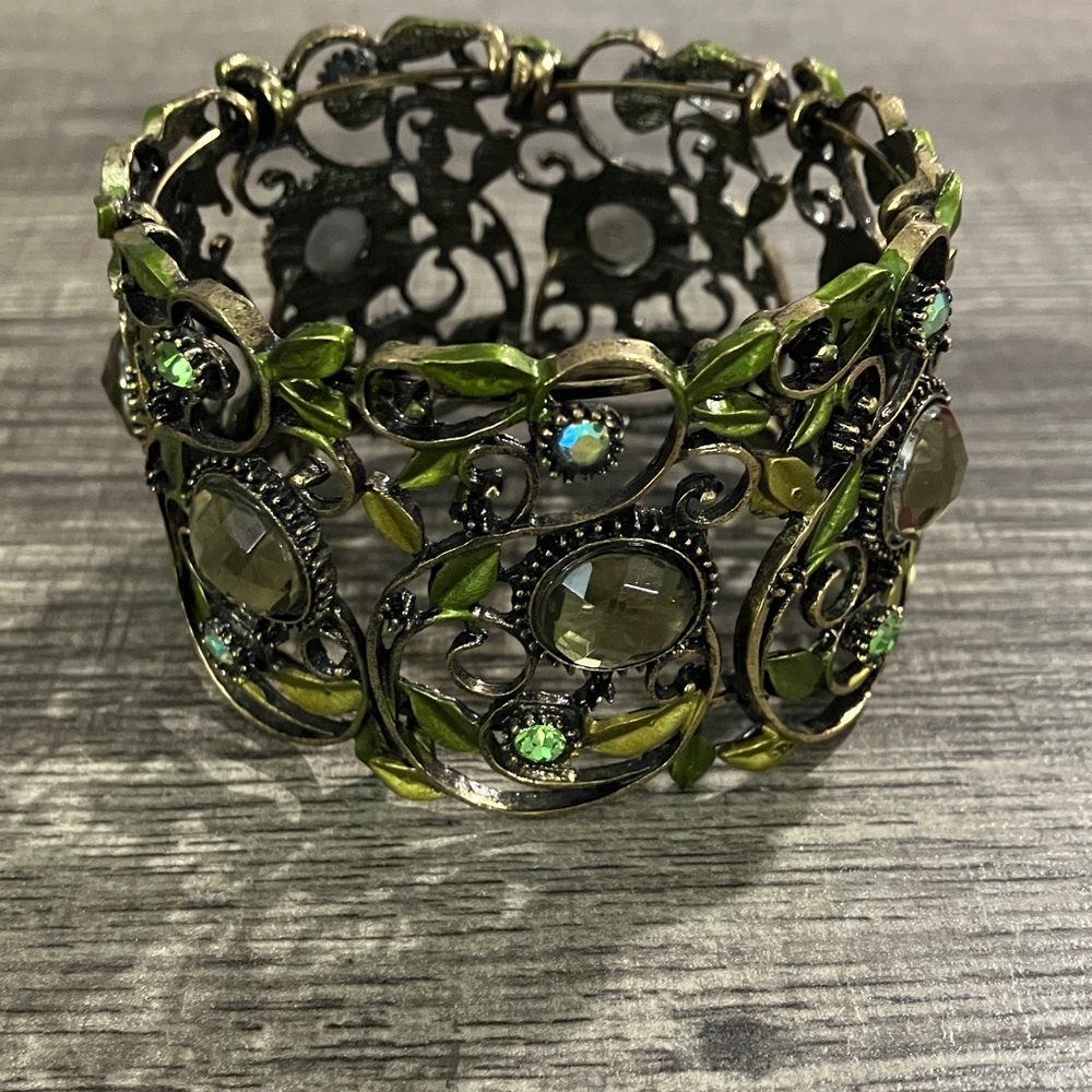Elegant Green and Gold Bracelet